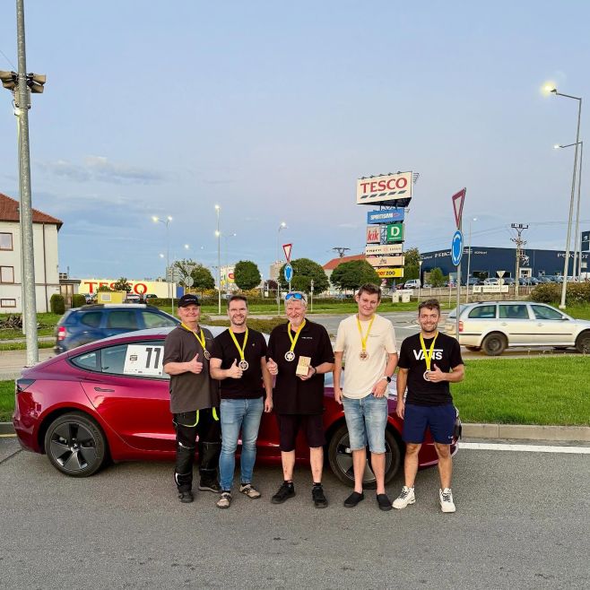⚡ V rámci soutěže BeElectric jsme dnes dali dohromady „trochu“ větší tým – a stálo to za to! 🔥 1. auto – červená krasavice...